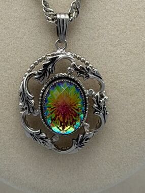 Whiting & Davis Watermelon Sunburst Oval Cabochon Silver Tone Leaf Necklace